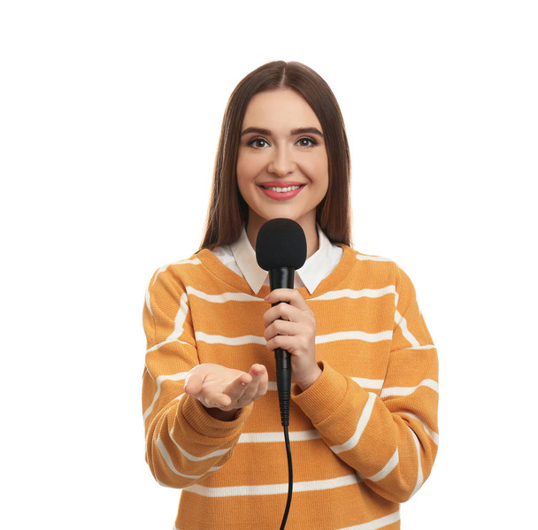 Jonge vrouwelijke journalist met microfoon op witte achtergrond - Foto, afbeelding