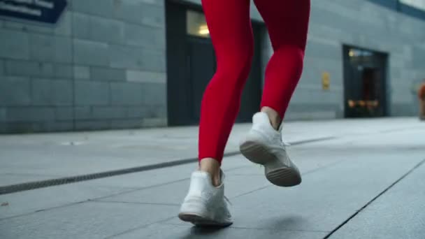 Acercamiento piernas femeninas trotando en la calle urbana. Atleta mujer piernas corriendo al aire libre
 - Imágenes, Vídeo
