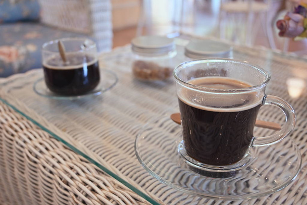 café negro americano caliente bebida en la cafetería
 - Foto, imagen