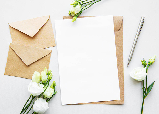 White eustoma flowers and envelopes - Foto, afbeelding
