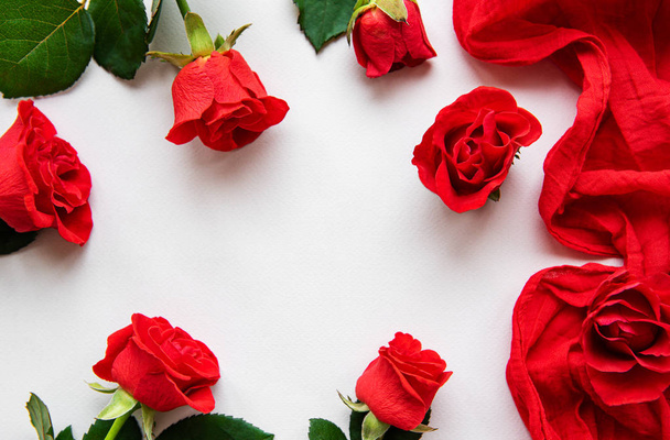 Красные розы и шарф
 - Фото, изображение
