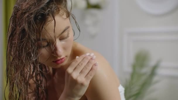Woman Applying Body Lotion After The Shower. - Video, Çekim