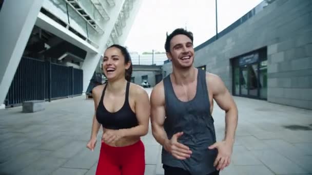 Sluiten vrolijke paar running outdoor. Lachen man en vrouw training run - Video