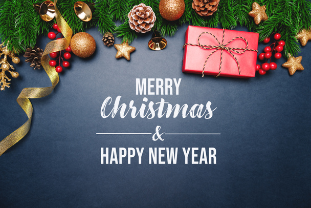 Vánoční dárek a borovice s vánoční výzdobou na modrém pozadí - Fotografie, Obrázek