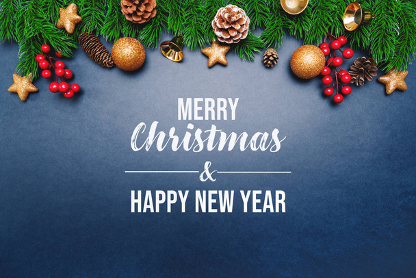 Albero di pino natalizio con decorazione natalizia su sfondo blu - Foto, immagini