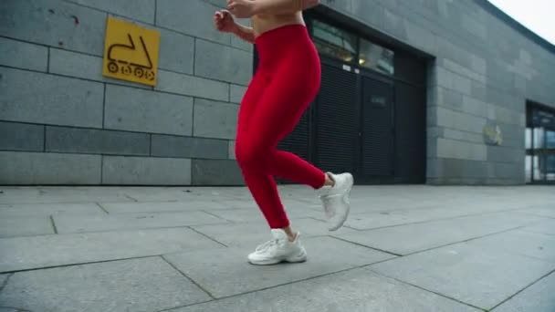 Pernas de mulher fitness correndo na rua urbana. Fechar corredor mulher pernas jogging
 - Filmagem, Vídeo
