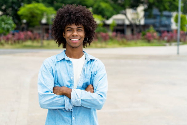 Afro-americano hipster giovane adulto con braccia incrociate
 - Foto, immagini