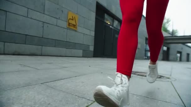Naisen jalat juoksevat kadulla hidastettuna. Lähikuva naisten juoksija jalat lenkkeily
 - Materiaali, video