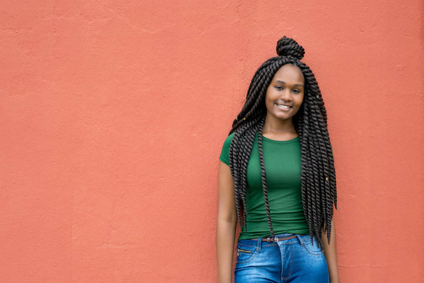 Африканська дівчина - доросла жінка з дивовижним зачіскою і співпрацівниця - Фото, зображення