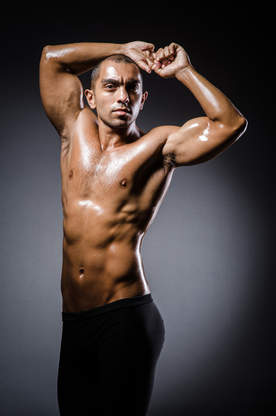 jonge man geript in bodybuilding concept - Foto, afbeelding