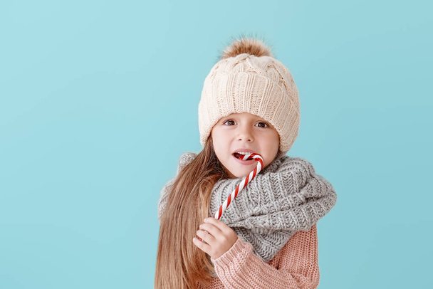 Cute little girl with candy cane on color background - Fotoğraf, Görsel