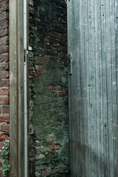 Проветриваемая деревянная дверь в сад
. - Фото, изображение