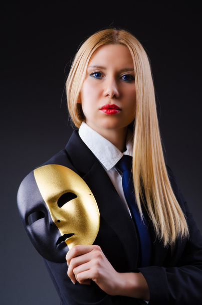 Женщина в маске в концепции лицемерия
 - Фото, изображение