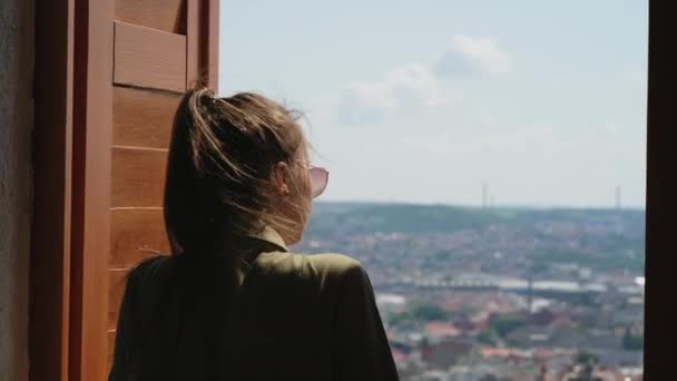 Mirando la ciudad desde el punto de observación
 - Metraje, vídeo