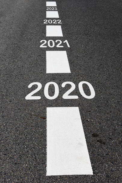 2020 bis 2023 auf schwarzer Asphaltstraße und weißen Markierungslinien, frohes neues Jahr und Erfolgskonzept - Foto, Bild