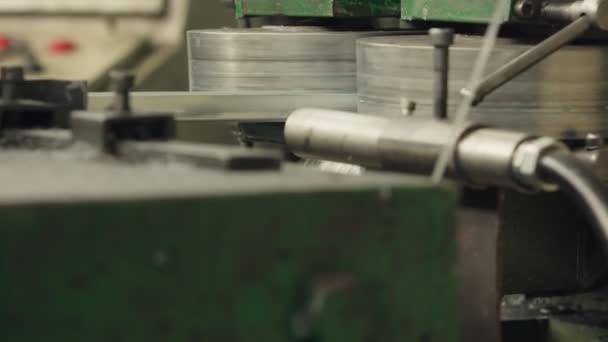 Metal levha oluşturma makinesine bağlı endüstriyel metal bobinler - Video, Çekim