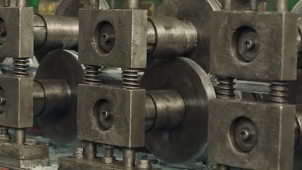 Industriële stalen roll spoel voor metalen profiel vorming van machine in metaalbewerking fabriek workshop. Sluiten.. - Video