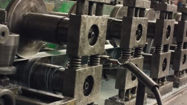 Bobinas industriales de chapa metálica conectadas con la máquina formadora de perfiles de chapa
 - Metraje, vídeo