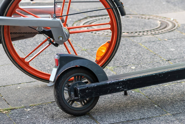 Fournisseur de partage de vélos et fournisseur de scooter électrique en concurrence dans les villes urbaines avec le trafic automobile et offrent une mobilité durable pour une mobilité verte dans les villes
 - Photo, image