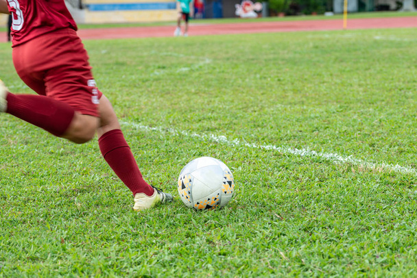 サッカーのピッチ上でフリーキックを取るしようとしている1人の未確認のサッカー選手の動きぼやけた写真 - 写真・画像
