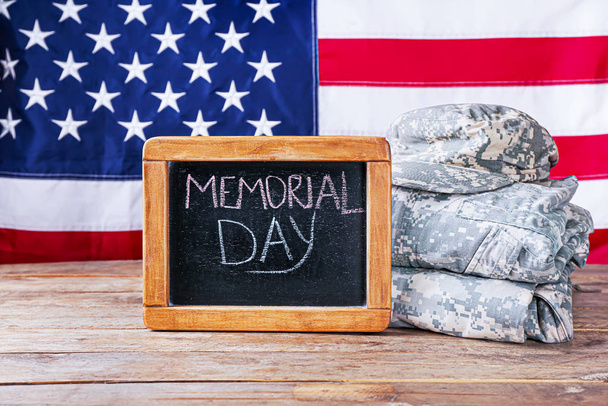 Krijtbord en militair uniform op tafel tegen de vlag van Usa. Memorial Day viering - Foto, afbeelding