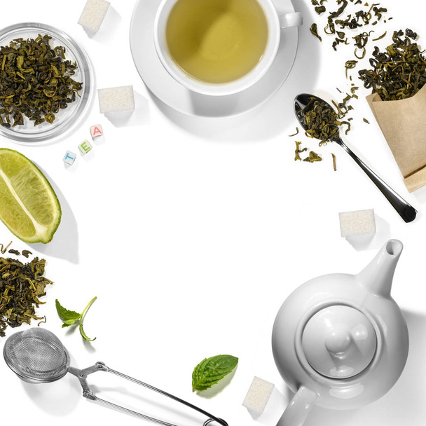 Πράσινο τσάι και αξεσουάρ πάνω όψη σε λευκό φόντο - Φωτογραφία, εικόνα