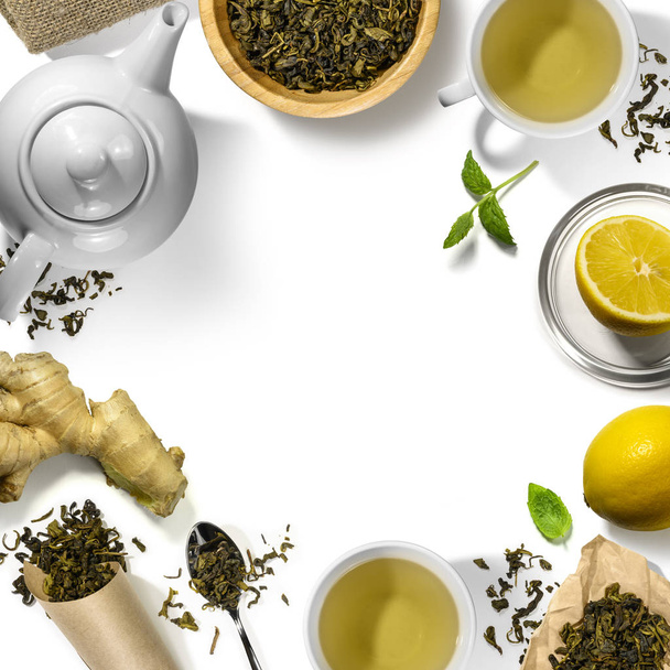 Grüner Tee und Zubehör Draufsicht auf weißem Hintergrund - Foto, Bild