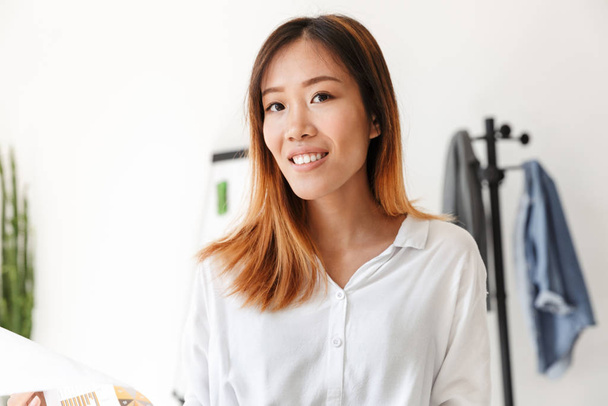 Smiling attractive young asian businesswoman - Valokuva, kuva