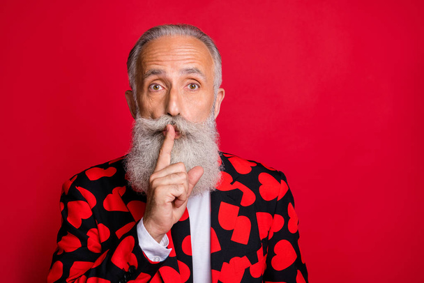 Close-up portrait of his he nice attractive funky mysterious gray-haired guy showing shh sign gift present surprise tradition isolated on bright vivid shine vibrant red color background - Fotoğraf, Görsel