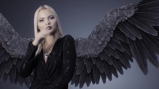 Gyönyörű lány egy ruhában, fekete szárnyak - Felvétel, videó