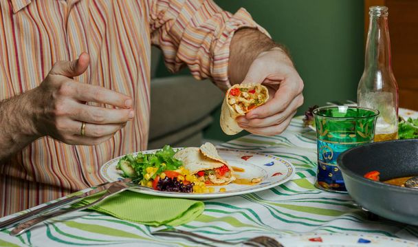 Muž ruce mexické jídlo - Fotografie, Obrázek