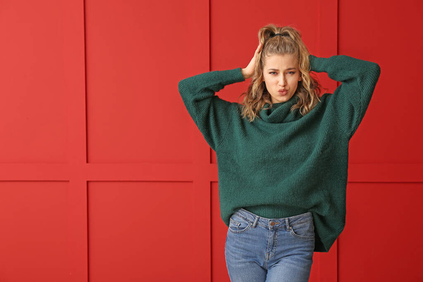 Giovane donna in abiti invernali su sfondo di colore
 - Foto, immagini