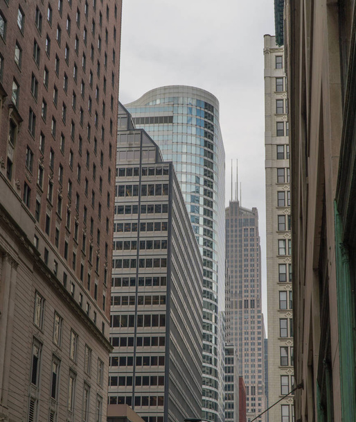 Поднимайте вертикальный вид жилых домов в дневное время. Типичный DX в американском архитектурном городе
 - Фото, изображение
