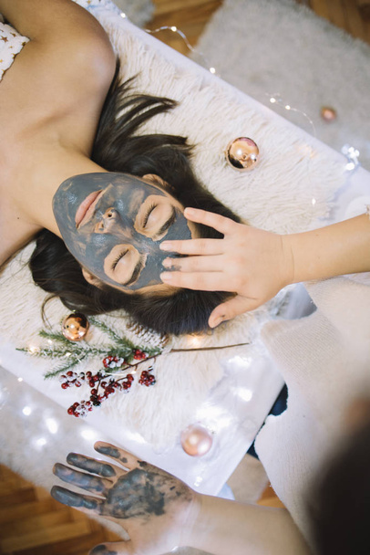 Hand applying a mask to the face - 写真・画像