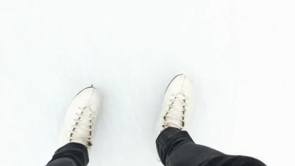 A woman skates in winter in the park - Footage, Video