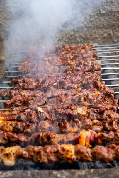 Barbecued baranina shish kebab. Turecki kebab, turecki znany jako "Mangal kebab" - Zdjęcie, obraz