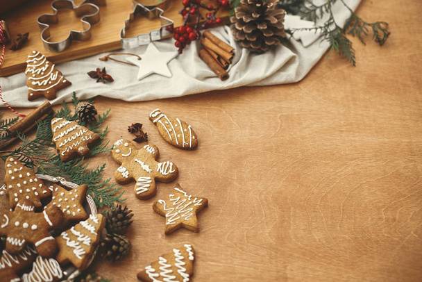 Biscuits au pain d'épice de Noël sur assiette vintage et anis, cinnam
 - Photo, image