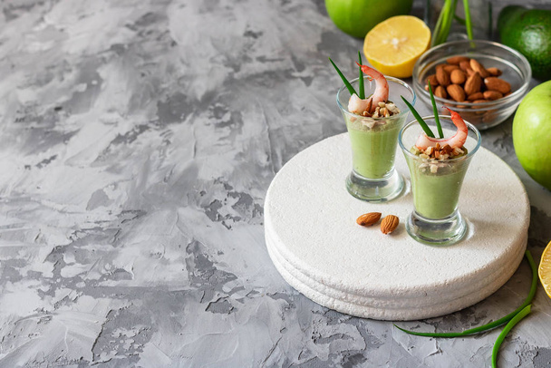 Avocado and green apple mousse with shrimp and almonds - Foto, afbeelding