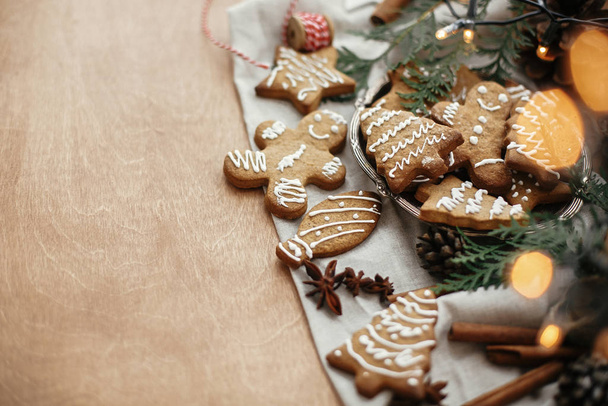 Festive gingerbread cookies with anise, cinnamon, pine cones, ce - Foto, Imagem