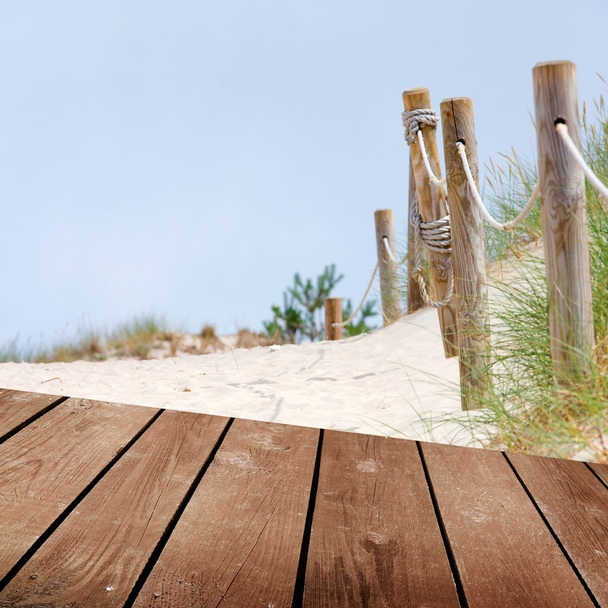 Пляж і порожній дерев'яний стіл палуби. Готовий до відображення монітора продукту
. - Фото, зображення