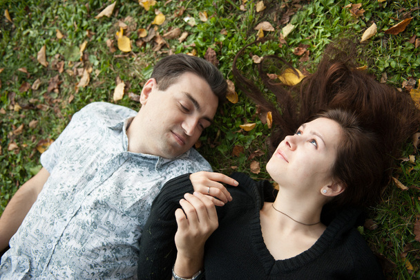 Loving couple lying on the grass - Foto, afbeelding