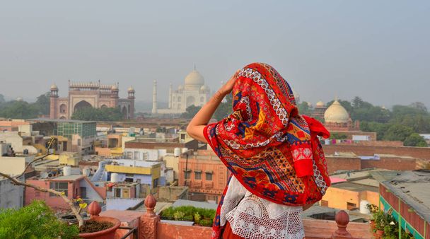Une jeune femme qui regarde Taj Mahal
 - Photo, image