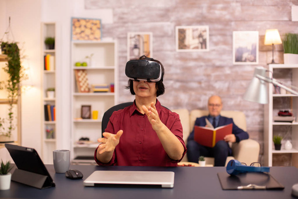 Пожилая женщина впервые пользуется гарнитурой виртуальной реальности
 - Фото, изображение