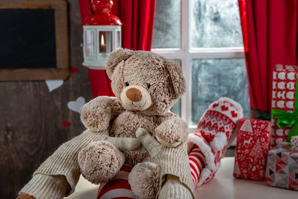 Weihnachtsfrau mit Teddybär. Weihnachtsferien-Konzept - Foto, Bild