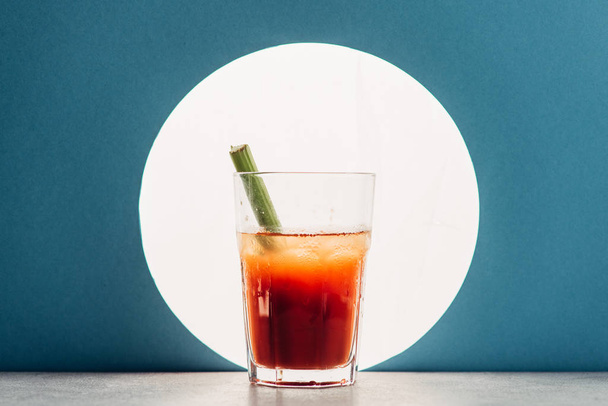 Bloody Mary s celerem na modrém pozadí se zadním světlem - Fotografie, Obrázek