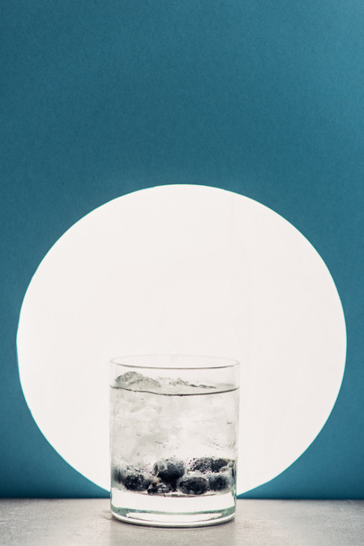 gin fresco e tonico in vetro su fondo blu con retroilluminazione
 - Foto, immagini