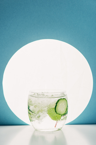 gin frais et tonique avec des tranches de concombre sur fond bleu avec contre-jour
 - Photo, image