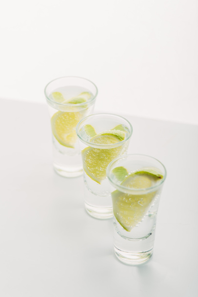 φρέσκια τεκίλα με lime στη σειρά απομονωμένη σε λευκό - Φωτογραφία, εικόνα