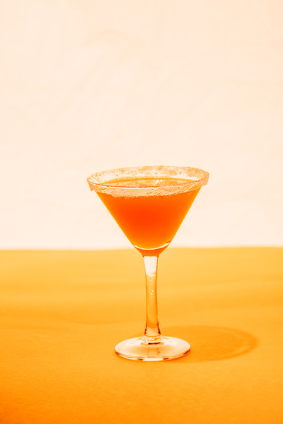 Orangencocktail im Martini-Glas mit Zucker auf hellem Hintergrund - Foto, Bild