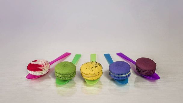 Různé barevné makróny, sladké a barevné lahodné - Fotografie, Obrázek